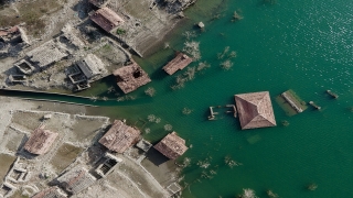 Isparta’da baraj sularının çekilmesiyle gün yüzüne çıkan taş evler görüntülendi