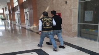 Antalya’da kendilerini polis ve savcı olarak tanıtıp dolandırıcılık yapan 2 şüpheli tutuklandı