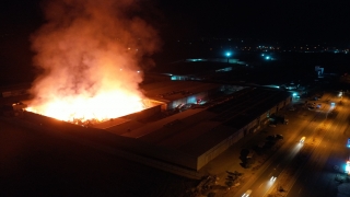 Kahramanmaraş’ta tekstil fabrikasının deposunda çıkan yangına müdahale ediliyor