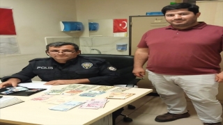 Serik’te hastane bankında unutulan cüzdanı polis buldu