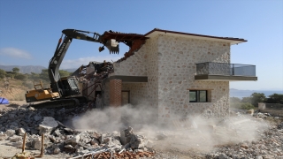 Antalya Kaş’ta kaçak inşa edilen villanın yıkımı gerçekleşti
