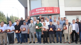 Serik’te 40 yılını doldurmuş 40 esnafa plaket verildi