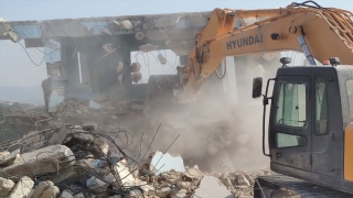 Hatay’da depremlerde ağır hasar alan müstakil 4 ev kontrollü yıkıldı