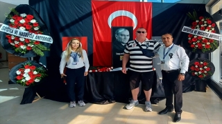 Antalya’da tatil yapan turist, Atatürk’e saygısıyla dikkati çekti