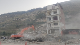 Hatay’da depremlerde ağır hasar alan 6 bina kontrollü yıkıldı