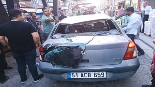 Mersin’de damdaki adaklık keçi seyir halindeki otomobilin üzerine düştü