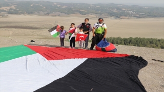 Adana’da yamaç paraşütü sporcusu Serdar Gülşen Filistin bayrağıyla atlayış yaptı