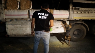Mersin’de saman yüklü tırda 32 kilo 600 gram esrar ele geçirildi
