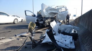 Adana’da otoyolda ters şeritte giden araçla otomobilin çarpıştığı kazada 3 kişi öldü