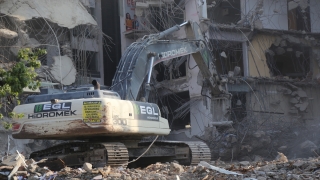 Hatay’da depremlerde ağır hasar alan 5 bina kontrollü yıkıldı