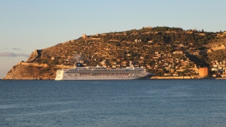 ”Norwegian Gem” kruvaziyeri Alanya Limanı’na demirledi