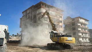Hatay’da depremlerde ağır hasar alan 4 bina kontrollü yıkıldı