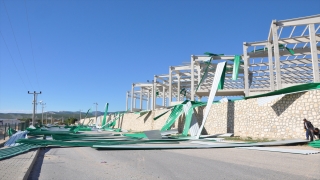 Mersin’de şiddetli rüzgarın uçurduğu fabrika çatısı yolu kapattı