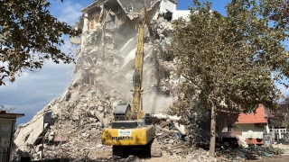 Hatay’da depremlerde ağır hasar alan 5 bina kontrollü yıkıldı