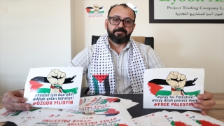 Antalya’da yaşayan Filistinli ”Özgür Filistin” temalı çıkartmalar ile İsrail işgalini anlatıyor