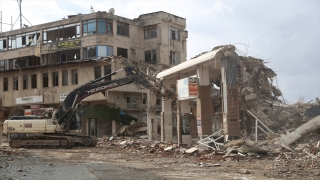 Hatay’da depremlerde ağır hasar alan 3 iş hanı kontrollü yıkıldı