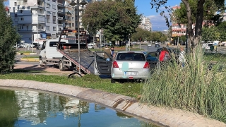 Antalya’da süs havuzuna düşen aracın sürücüsü kurtarıldı