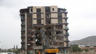 Hatay’da depremlerde ağır hasar alan 4 bina kontrollü yıkıldı