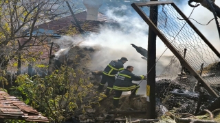 Burdur’da traktörden eve ve ağıla sıçrayan yangında 4 keçi telef oldu
