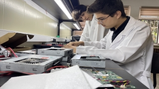 Adana’da akıllı tahtaların arızasını meslek lisesi öğrencileri gideriyor