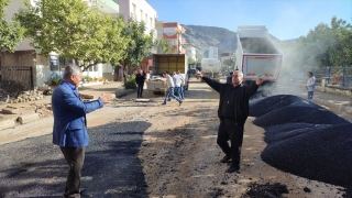 Adana’da mahallesinin yoluna asfalt dökülen muhtar davul zurna eşliğinde oynadı