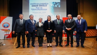 Yılmaz Büyükerşen’e ”Başöğretmen Atatürk Onur Ödülü” verildi