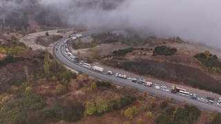 Burdur’da bariyere çarpan tır ulaşımı aksattı