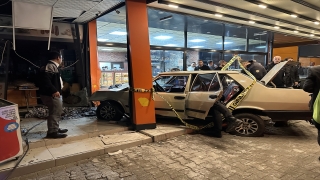 Adana’da otomobilin iş yerine girmesi sonucu 1 kişi öldü, 1 kişi yaralandı