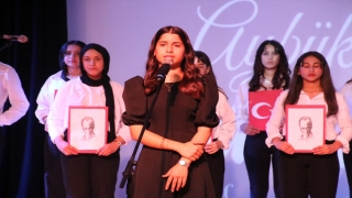 Depremde öğretmenini kaybeden öğrenci, şarkı söylerken gözyaşlarına hakim olamadı