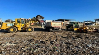 Mersin’de sağanak ve fırtınadan etkilenen sahilde temizlik yapıldı