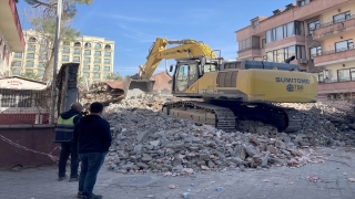 Kahramanmaraş’ta ağır hasarlı binaların yıkımı devam ediyor
