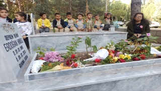 Osmaniye’de depremde ölen öğretmen mezarı başında anıldı