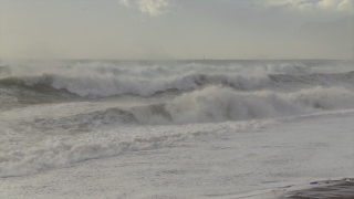 Antalya’da dev dalgalar hayatı olumsuz etkiliyor