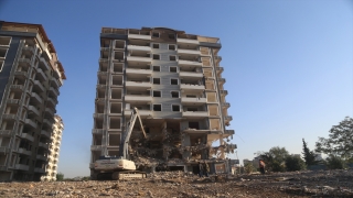 Hatay’da depremlerde ağır hasar alan 6 bina kontrollü yıkıldı
