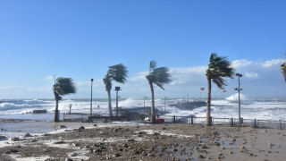 Antalya’da fırtına ve yağış hayatı olumsuz etkiledi