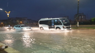 Kadirli'de yağış etkili oldu cadde ve yollar sularla doldu