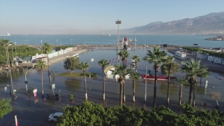 İskenderun’da denizin taşması sonucu su basan ev ve iş yerlerinde temizlik sürüyor