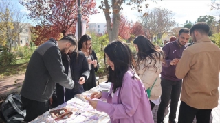 Gaziantep’te üniversite öğrencileri kadına şiddete karşı mor kurdele taktı