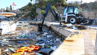Antalya’da yağış ve fırtınanın etkilediği alanlarda temizlik çalışması yürütüldü