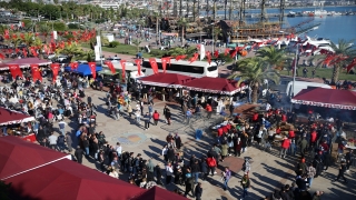 Antalya’daki festivalde 5 ton hamsi dağıtıldı