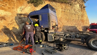 Mersin’de kaza yapan tırda sıkışan sürücü itfaiye ekiplerince kurtarıldı