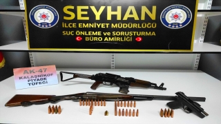 Adana’da evinde ruhsatsız tüfek ve tabanca bulunan zanlı tutuklandı