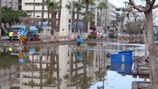 İskenderun’da denizin taşması sonucu su basan yerlerde temizlik sürüyor