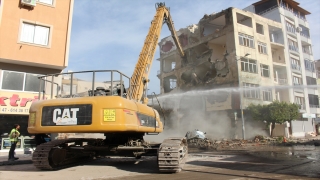 İskenderun’da depremlerde ağır hasar alan 4 bina kontrollü yıkıldı