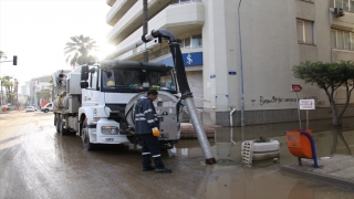 İskenderun’da deniz taşınca su basan yerlerde temizlik çalışmaları devam ediyor