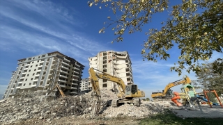 Hatay’da depremlerde ağır hasar alan 3 bina kontrollü yıkıldı