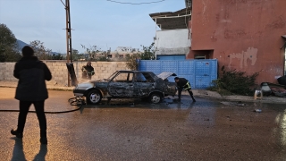 Hatay’da seyir halindeki otomobil alev aldı