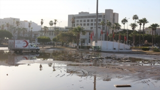 İskenderun’da denizin taşması sonucu su basan yerlerde temizlik çalışması sürüyor