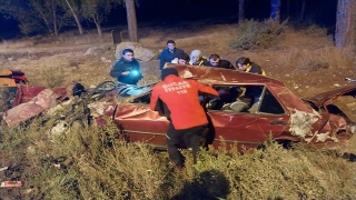 Burdur’da şarampole devrilen otomobildeki 2 kişi yaralandı