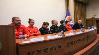 A Milli Kadın Futbol Takımı’nın teknik heyeti ve oyuncuları, öğrencilerle buluştu